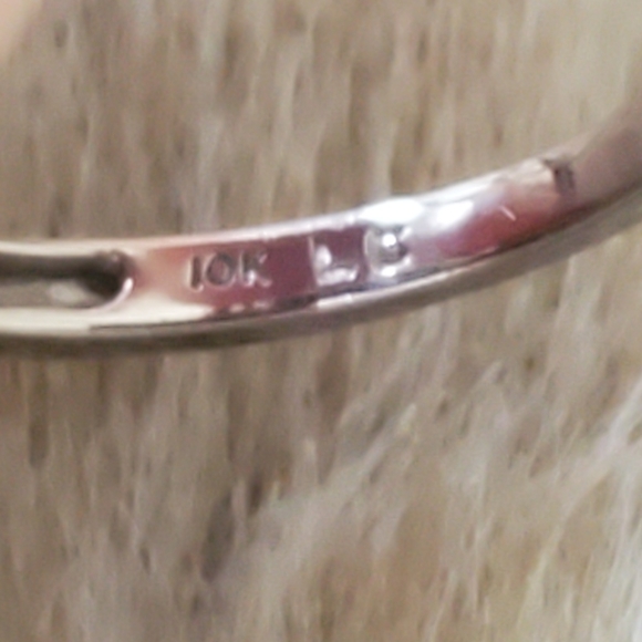 Beautiful 10K White Solid Gold Sapphire Ring - Picture 3 of 11